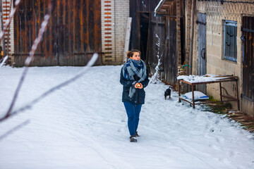dziewczyna z pieskiem  karmi ptaki chodząca po śniegu zima szalik mróz