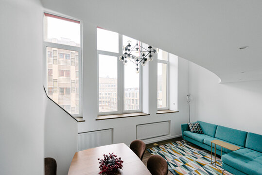 Living room and a diner table under a rounded mezzanine