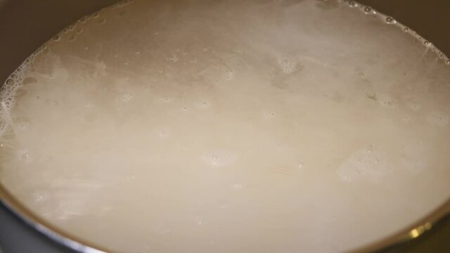 そうめんの麺をお湯で茹でる動画。