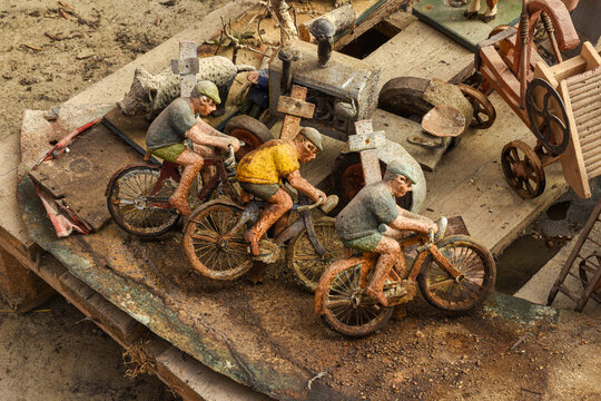 cyclistes en m&eacute;tal jeu d'enfant ancien 