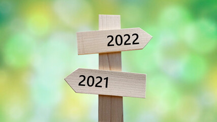 道しるべと緑背景_2方向上が右向き_真ん中_2022と2021の文字入り