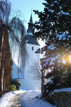 Kirche im Winter mit Gegenlicht Levern Stemwede