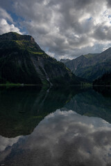 Fototapeta na wymiar Spiegelung im Wasser des Vilsalpsees (Tannheimer Tal, Tirol, Österreich)