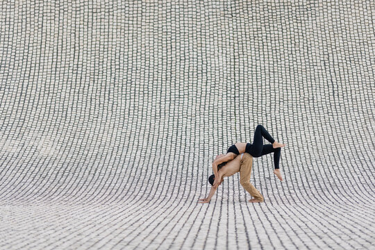 Couple acrobatic yoga 