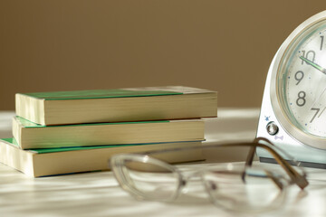 机の上に置かれたメガネと本
