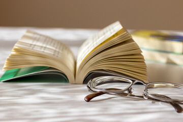 机の上の本とメガネ