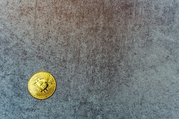 コンクリートの上に置かれた仮想通貨 暗号通貨 コイン 硬貨