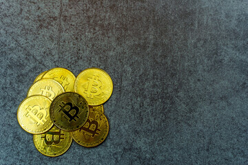 コンクリートの上に置かれた仮想通貨 暗号通貨 コイン 硬貨