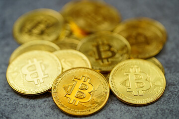 コンクリートの上に置かれた仮想通貨 暗号通貨 コイン 硬貨