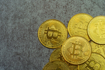 コンクリートの上に置かれた仮想通貨 暗号通貨 コイン 硬貨