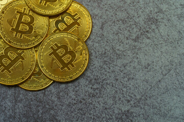 コンクリートの上に置かれた仮想通貨 暗号通貨 コイン 硬貨