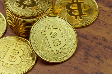 机の上に置かれた大量の仮想通貨 硬貨 暗号通貨