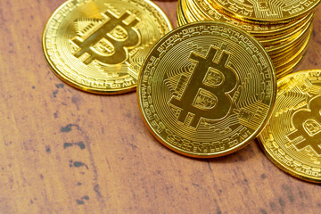 机の上に置かれた大量の仮想通貨 硬貨 暗号通貨