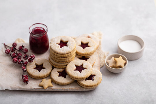 Biscuits sabl&eacute;s de No&euml;l &agrave; la confiture et sucre glace fait maison
