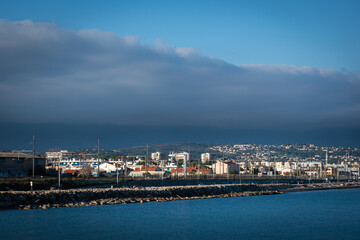 Fototapeta na wymiar City in front of the sea