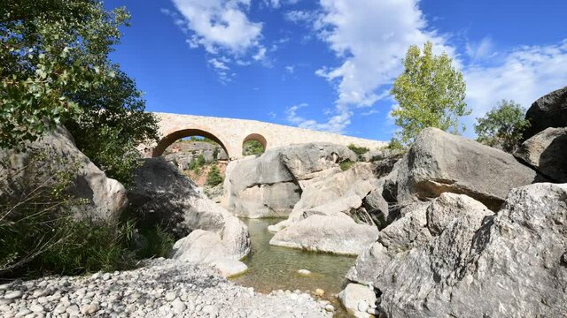 Nubes pasando por encima del puente de Cananillas, en el r&iacute;o Bergantes, cerca de la poblaci&oacute;n de Aguaviva, en la provincia de Teruel. Arag&oacute;n. Espa&ntilde;a. Europa