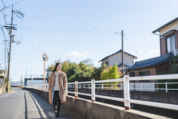 田舎町を散策する女性