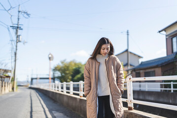 田舎町を散策する女性