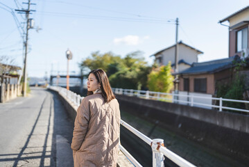 Fototapeta premium 田舎町を散策する女性