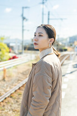 Obraz premium 田舎町を散策する女性