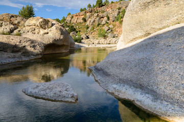 Remando en el río Bergantes, cerca de la población de Aguaviva, en la provincia de Teruel....