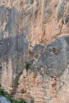 Persona practicando la escalada en una pared de roca, cerca de la población de Jérica, en la provincia de Castellón. Comunidad Valenciana. España. Europa