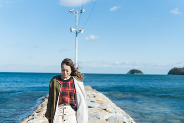 海の近くでバカンスを過ごす女性