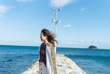 海の近くでバカンスを過ごす女性