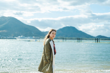 海の近くでバカンスを過ごす女性