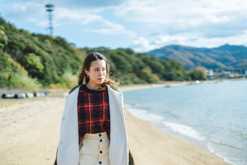 海の近くでバカンスを過ごす女性