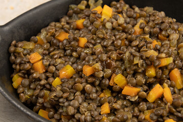 plat de lentilles sur une table