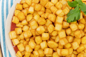 pommes de terre rissolées dans une assiette