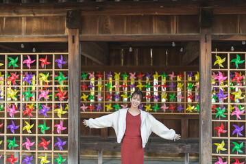 神社仏閣を巡る女性