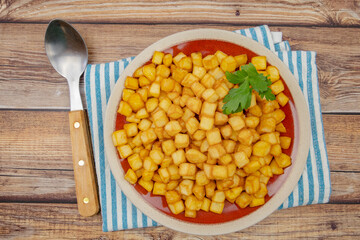 pommes de terre rissolées dans une assiette