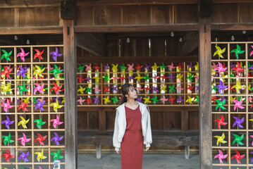 Fototapeta na wymiar 神社仏閣を巡る女性