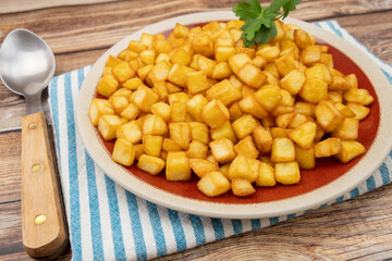 pommes de terre rissolées dans une assiette