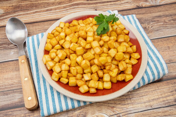 pommes de terre rissolées dans une assiette