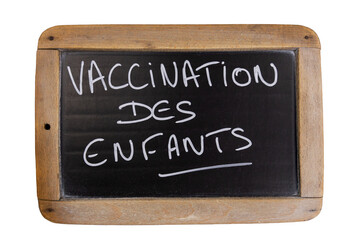 Fototapeta premium ardoise avec écrit dessus en français vaccination des enfants, isolé sur un fond blanc