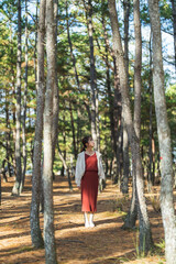 森の中の女性