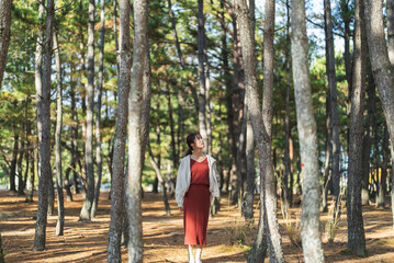 Obraz premium 森の中の女性
