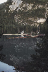 Obraz premium landscape of a lake with boats surrounded by mountains