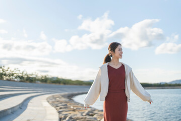 海岸沿いを散策する女性