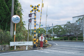 線路の踏切にいる女性