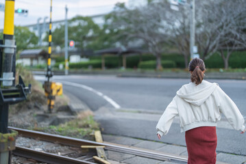 線路の踏切にいる女性