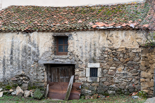 paredes de casa vieja en un pueblo abandonada en la sierra de Segovia, texturas 