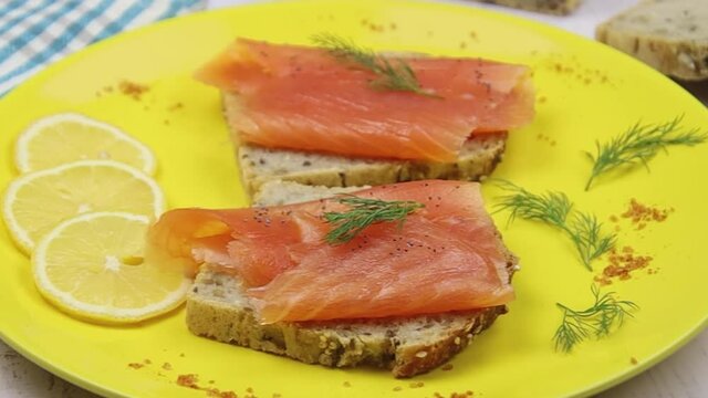 toast au saumon fum&eacute; dans une assiette