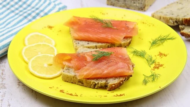 toast au saumon fum&eacute; dans une assiette