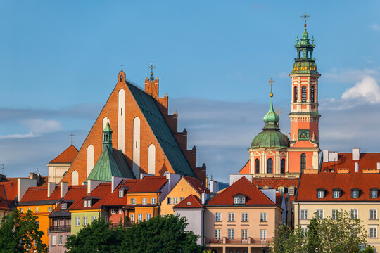 Poland, Masovian Voivodeship, Warsaw, Old town houses in front of Saint Johns Archcathedral and Jesuit Church