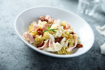 Pasta with ham, tomatoes and fresh cheese
