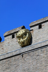 Obraz premium Tall gray walls, close-up photos